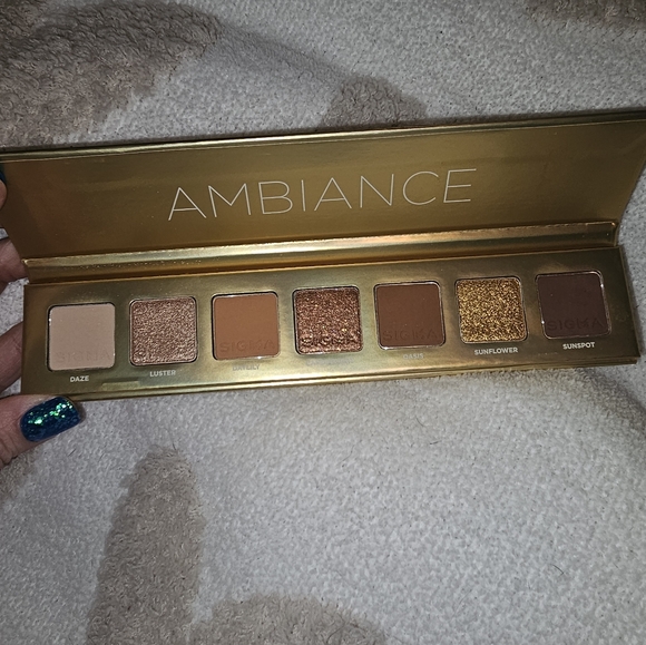 Sigma Beauty Ambiance Eyeshadow Palette - Gold and Brown Shades - Picture 1 of 5
